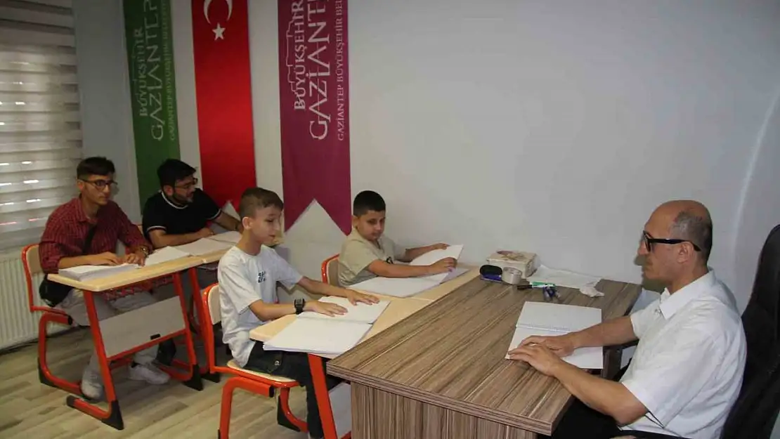 Görme engelliler, Kur'an-ı Kerim'i parmaklarının ucuyla öğreniyor
