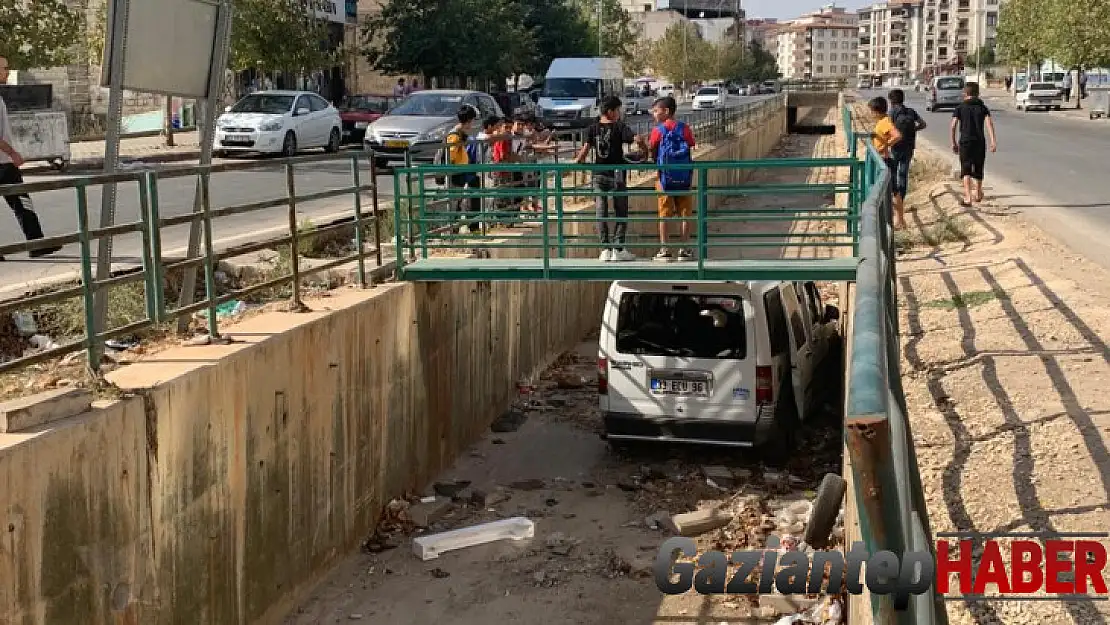 Hafif ticari araç kanala uçtu: 2 yaralı