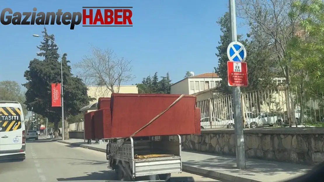 Hafif ticari araca yükledikleri çekyatlarla trafiği tehlikeye attılar