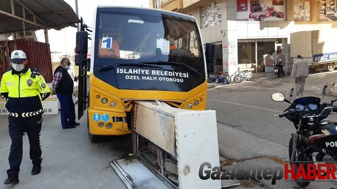 Halk otobüsü kaza yaptı 3 mahallenin interneti kesildi