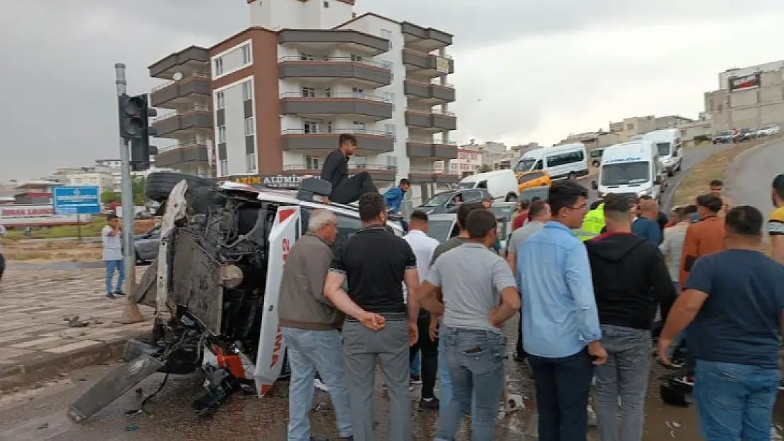 Hasta almaya giden ambulans kaza yaptı: 4 yaralı