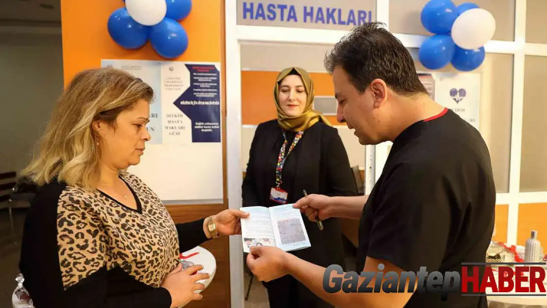 Hastalara karanfil dağıtıldı