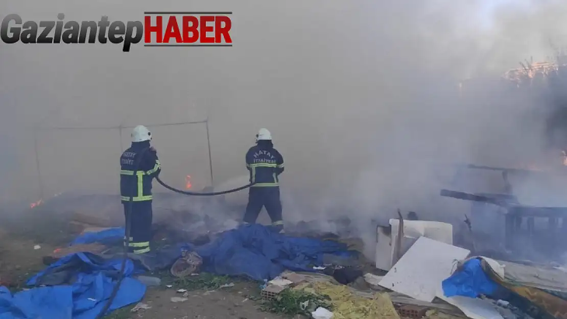 Hatay'da 2 çadır yanarak kül oldu