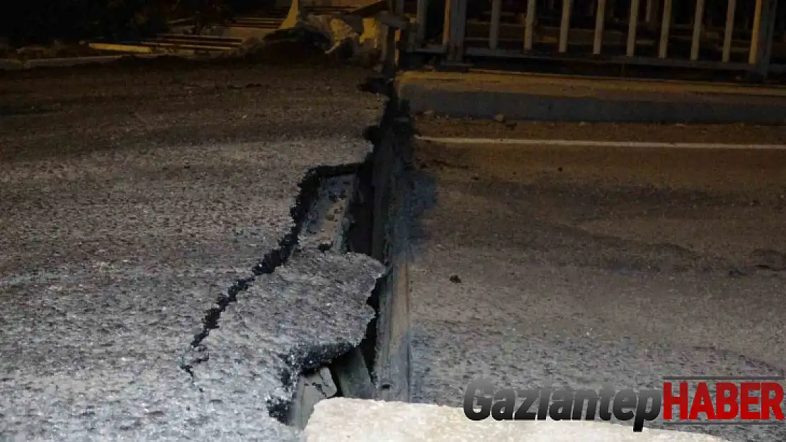 Hatay'da deprem sonrası köprü 10 santimetre çökerek yoldan ayrıldı