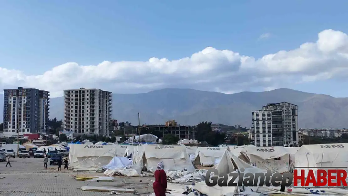 Hatay'da fırtına çadırları yıktı