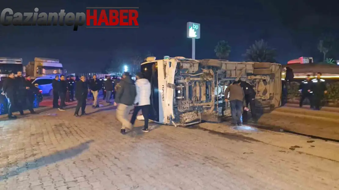 Hatay'da göreve giden polisleri taşıyan midibüs devrildi: 10 yaralı