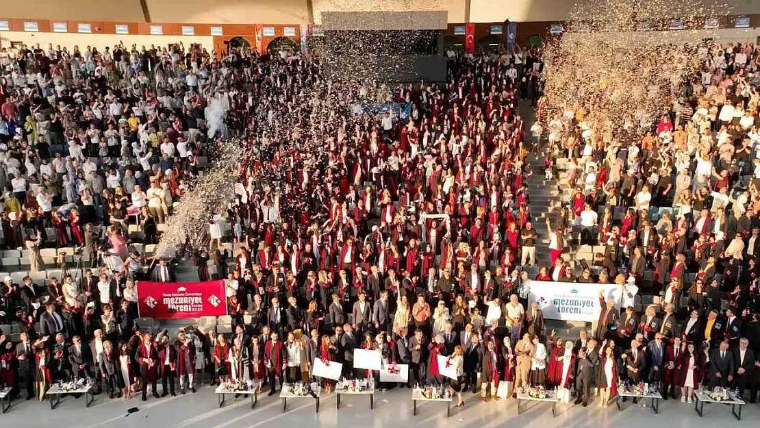 HKÜ kuruluşunun 17. yılında bin 657 öğrencisini mezun etmenin gururunu yaşadı