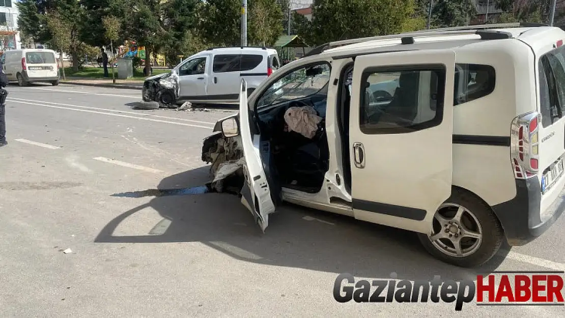 İki araç kafa kafaya çarpıştı: 8 yaralı