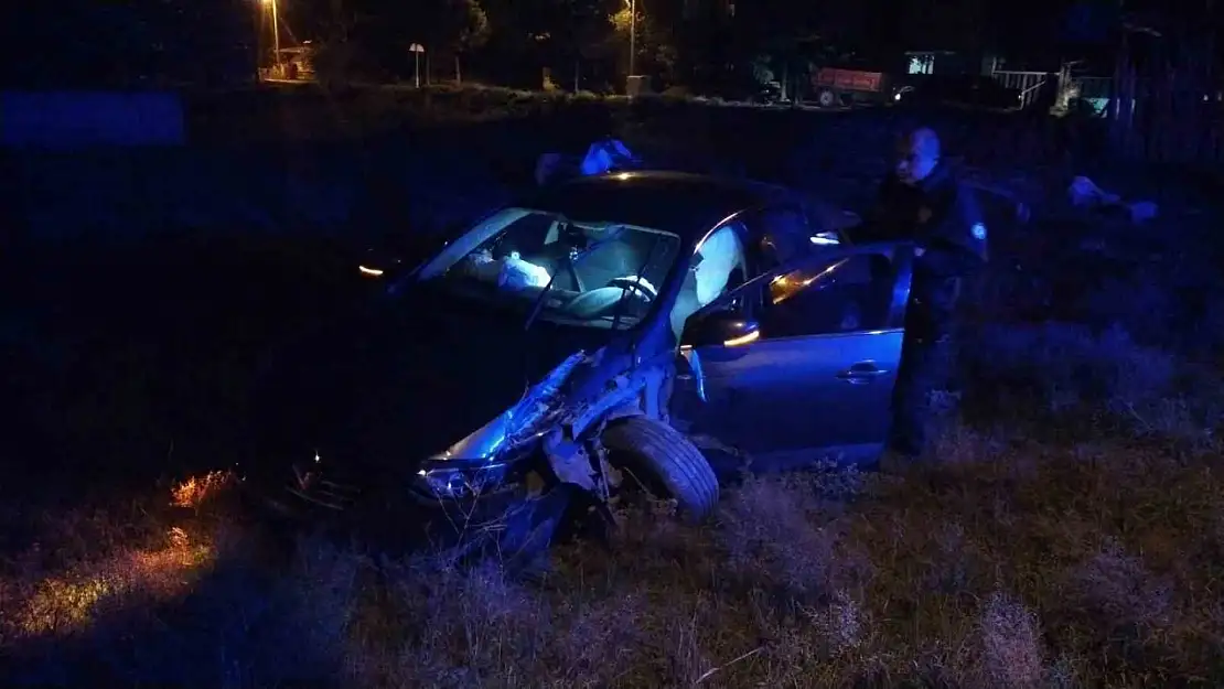 İki otomobil çarpıştı: 1'i polis 2 yaralı