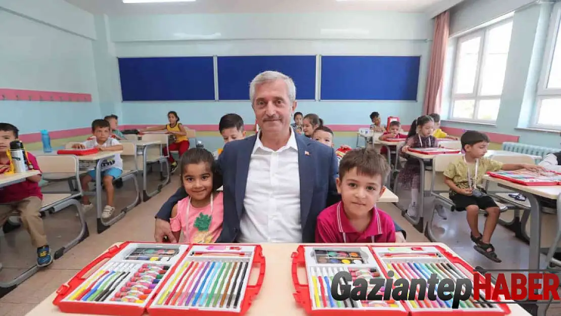 İlkokul öğrencilerine boyama ve okuma seti