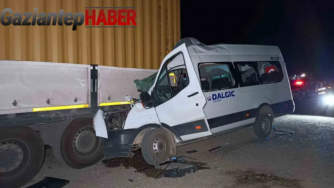 İşçi servisi tıra ok gibi saplandı: 1 ölü, 6 yaralı