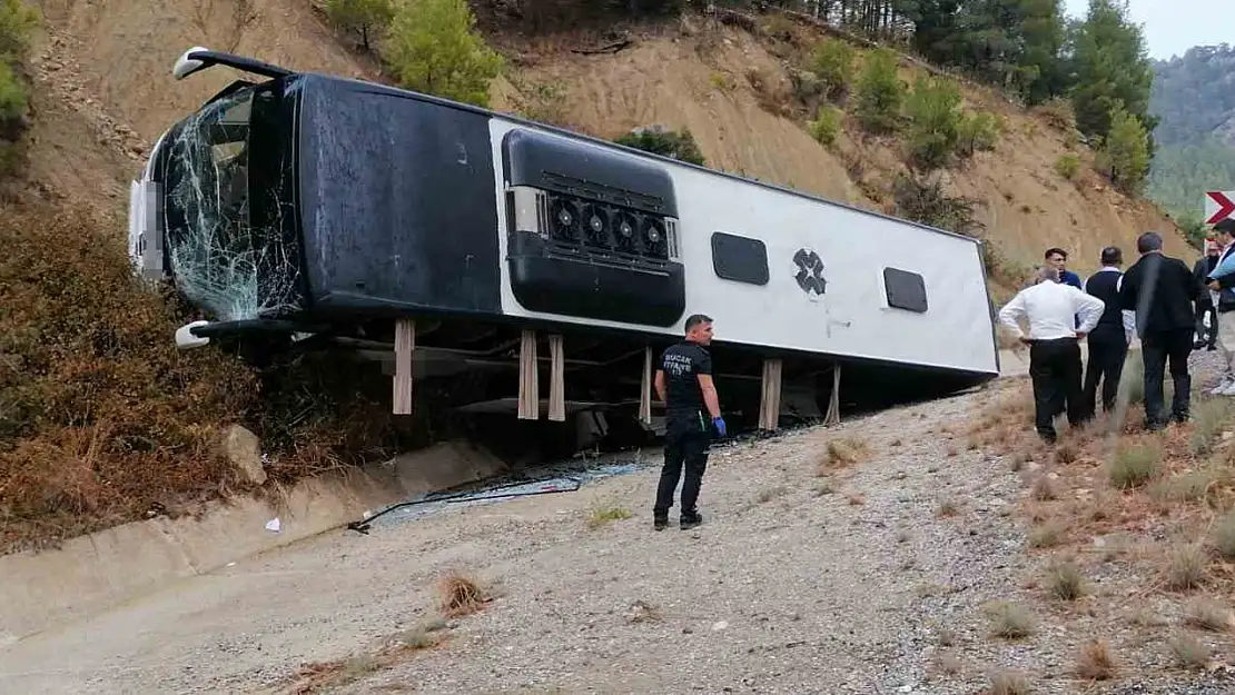 Isparta-Antalya yolunda yolcu otobüsü şarampole devrildi: 8 yaralı