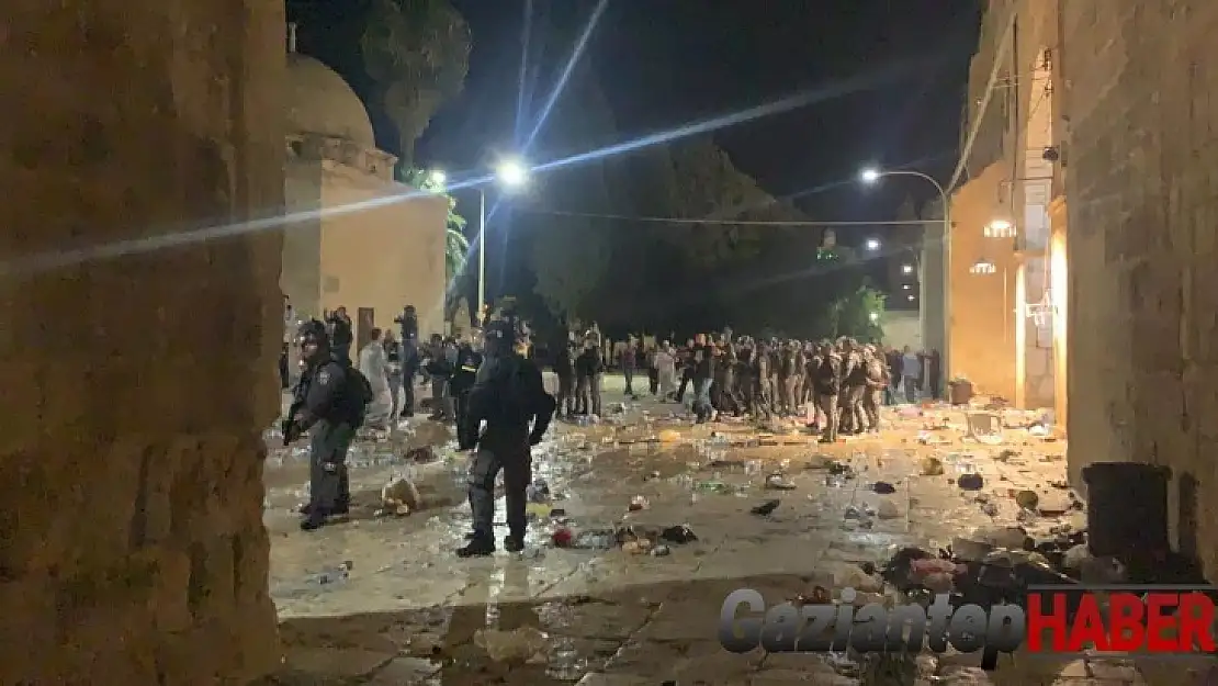 İsrail güçlerinden Mescid-i Aksa'da ses bombalı ve plastik mermili saldırı: 10 yaralı