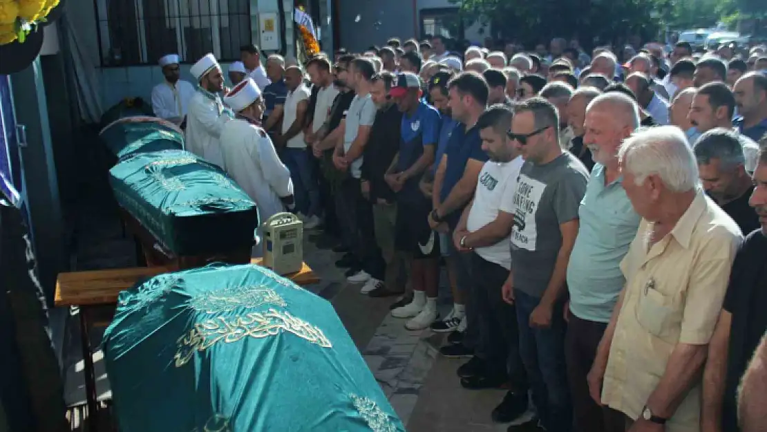 İzmir'deki feci kazada hayatını kaybedenler toprağa verildi