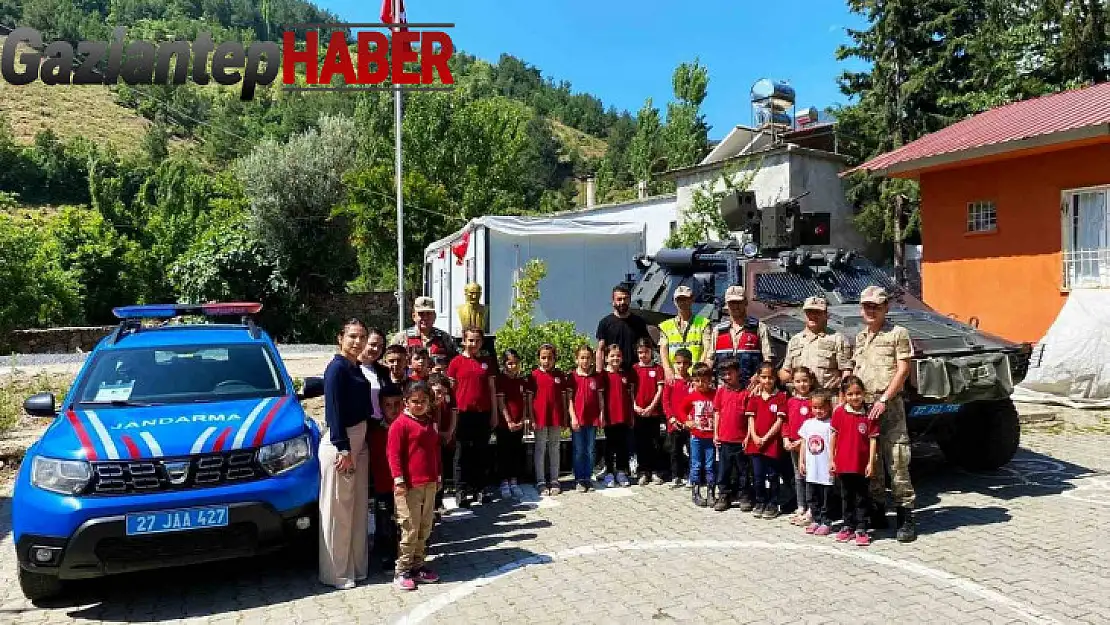 Jandarma depremzede öğrencileri okullarında ziyaret etti