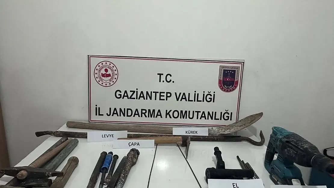 Jandarmadan kaçak kazı yapanlara suçüstü: 3 gözaltı