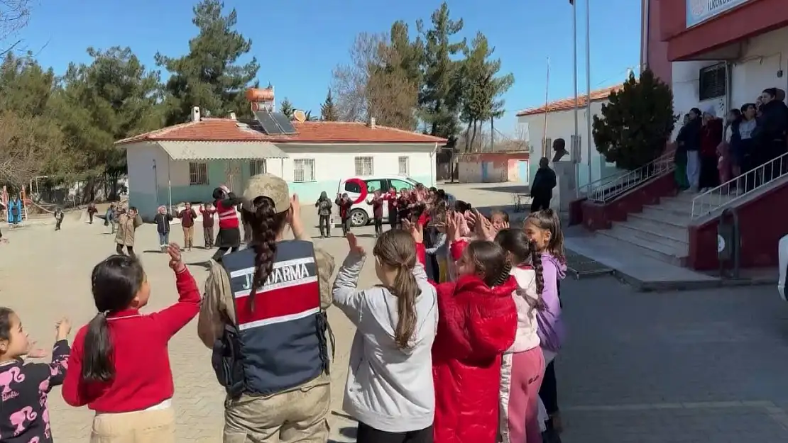 Jandarmadan öğrencilere eğitim ve boyama faaliyeti