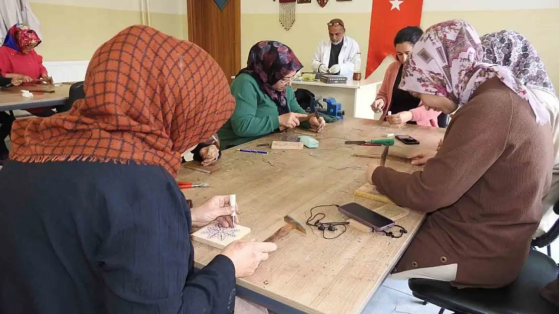 Kadınlar, sedef kakma işlemeciliğini Şahinbey Belediyesi Tesisilerinde öğreniyor