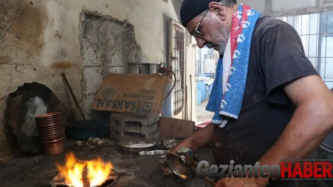 Kalaycılık mesleğini torunlarıyla ayakta tutmaya çalışıyor