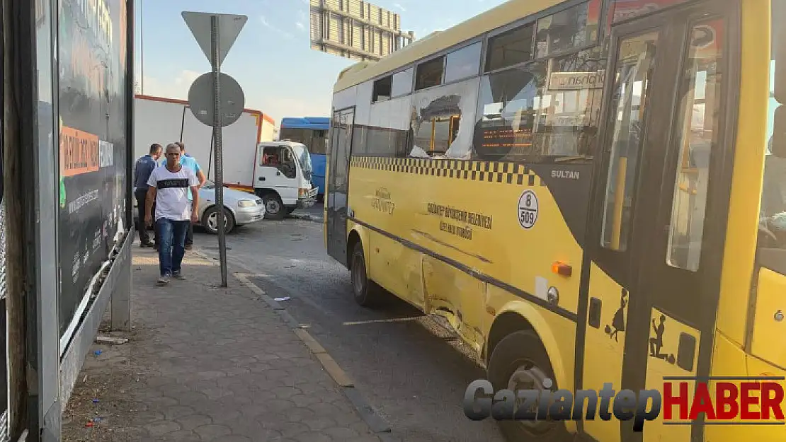 Kamyonet ile halk otobüsü çarpıştı: 1 yaralı