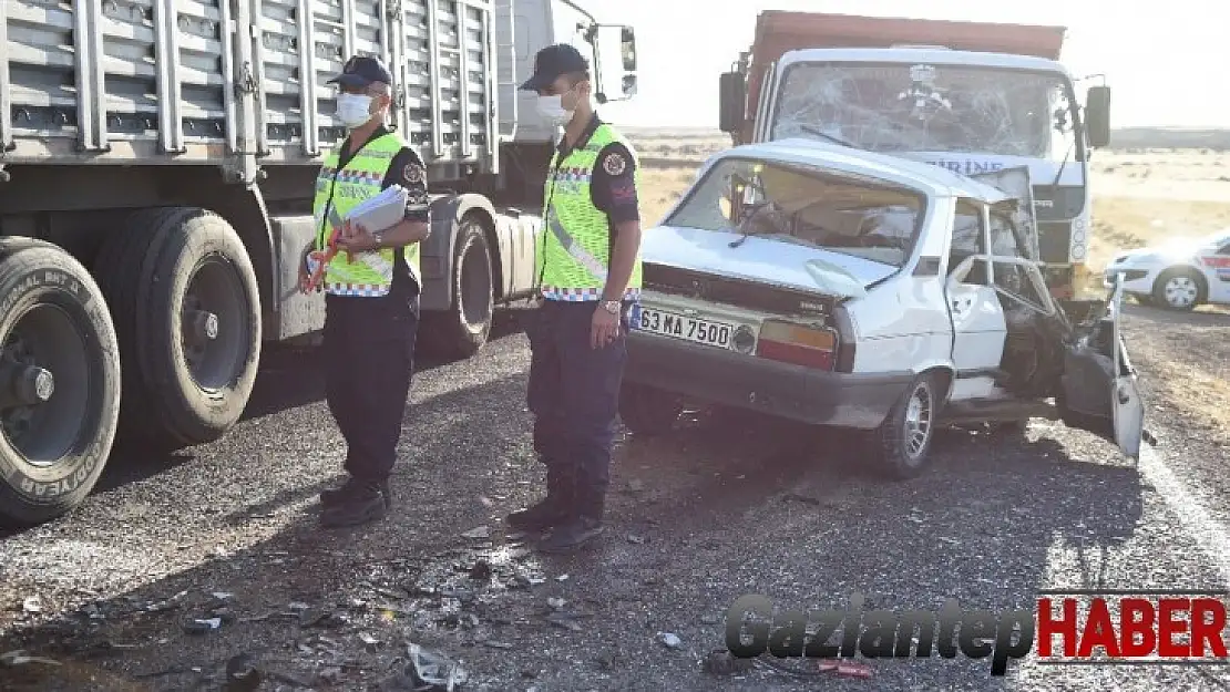 Kamyonet ile otomobil kafa kafaya çarpıştı: 2 ölü, 2 yaralı