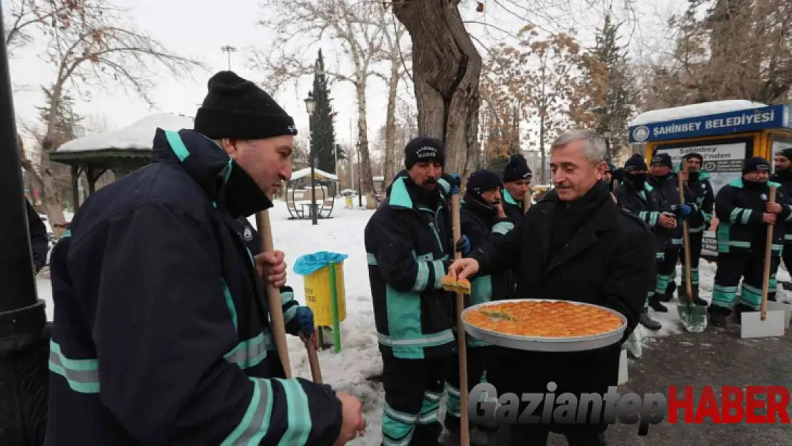 Kar temizleme çalışması yapan ekiplere baklava dopingi