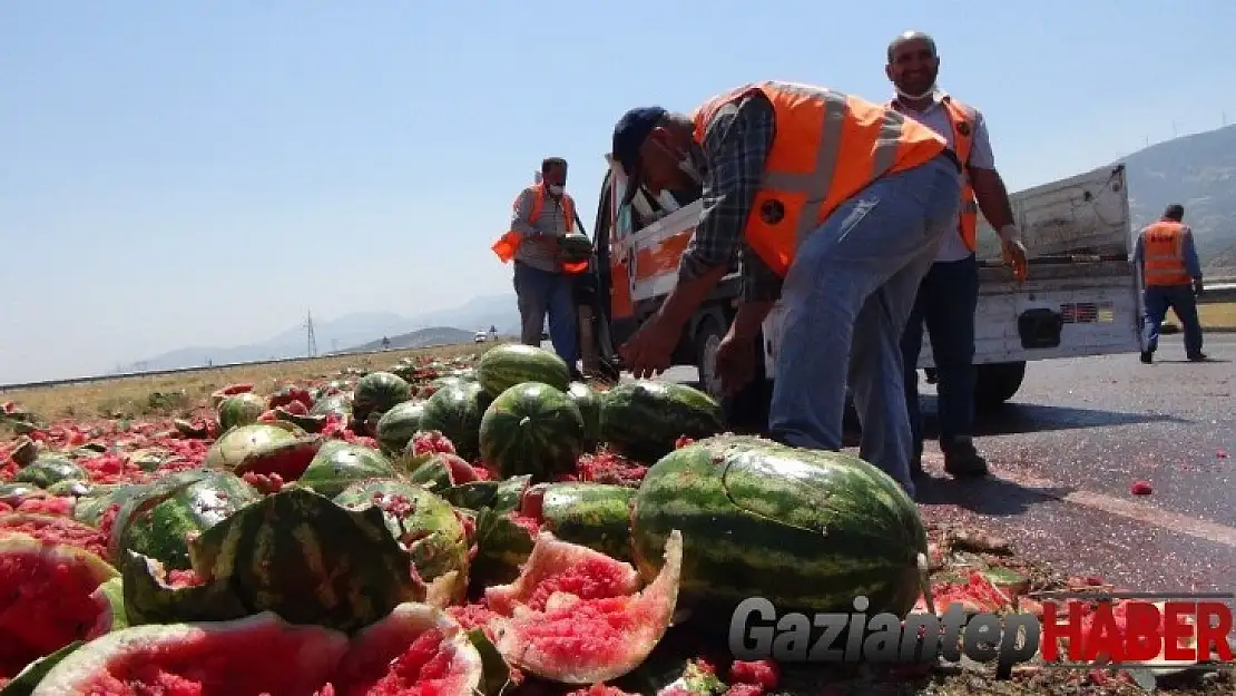 Kara yolu karpuz tarlasına döndü