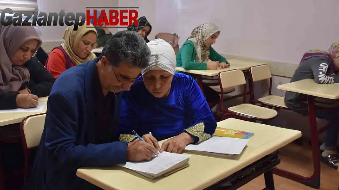 Karı-koca Şahinbey tesislerinde beraber okuma yazma öğreniyor