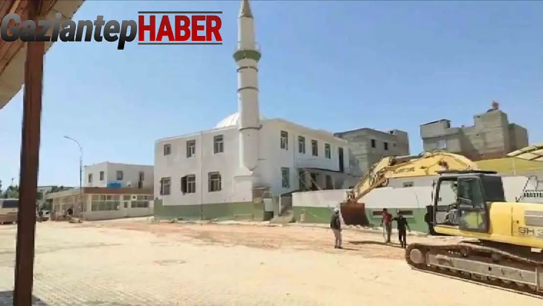 Karkamış'ta ağır hasar alan cami yıkıldı