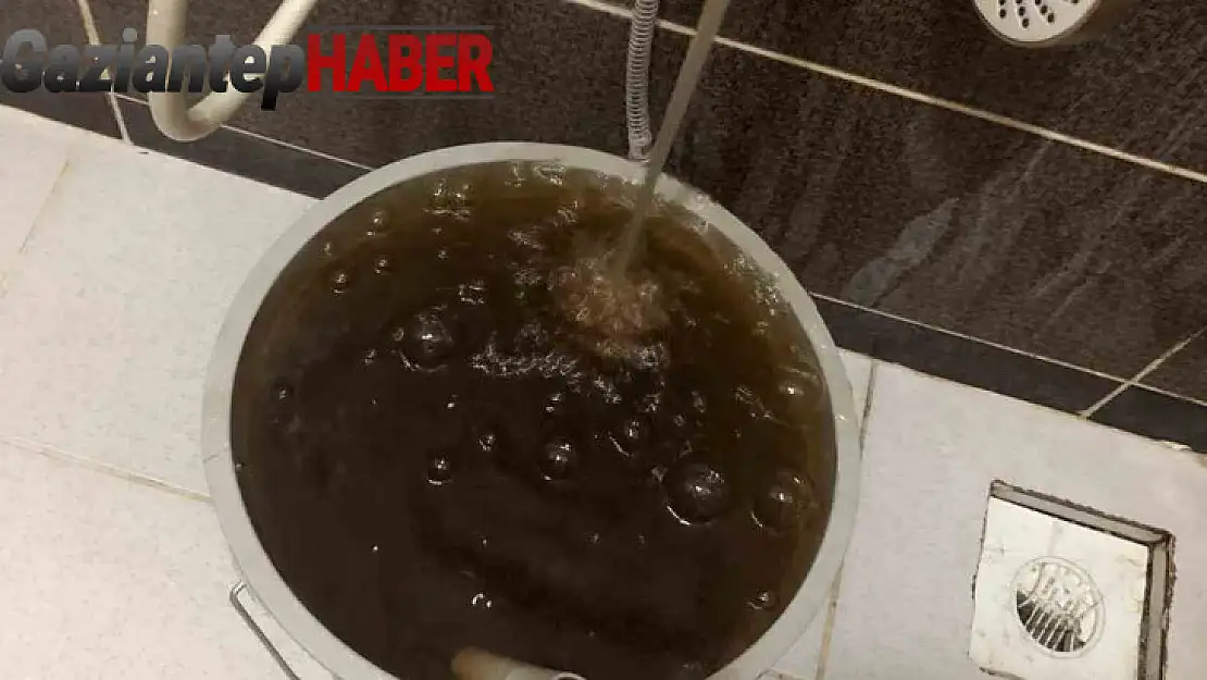 Karkamış'ta musluklardan su yerine adeta çamur akıyor