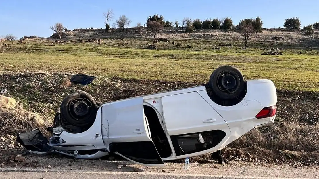 Kartona çarpmamak için manevra yapan araç takla attı: 1 yaralı