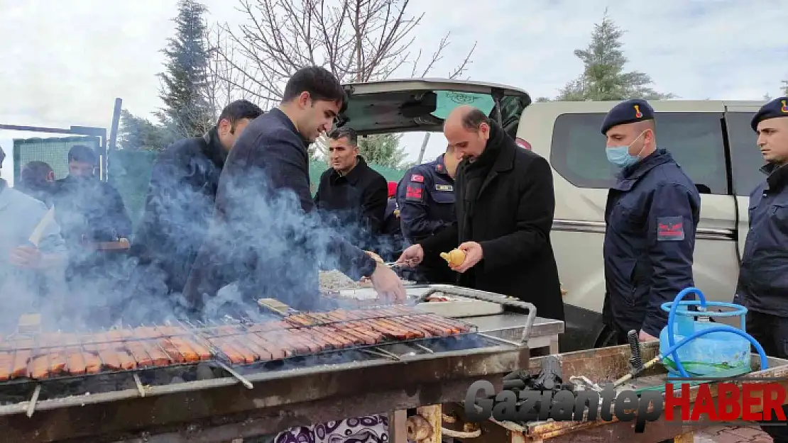 Kaymakam Sevgili'den, karla mücadelede görev yapan kamu personeline mangalda sucuk ekmek ikramı