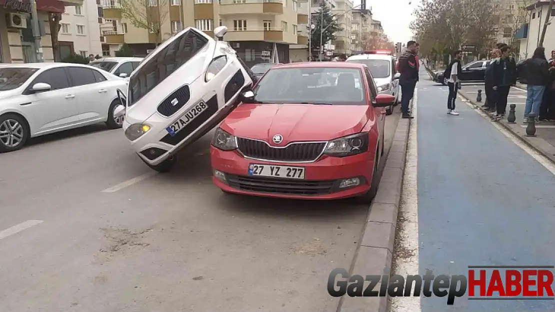 Kaza yapan araç park halindeki aracın üzerinde asılı kaldı