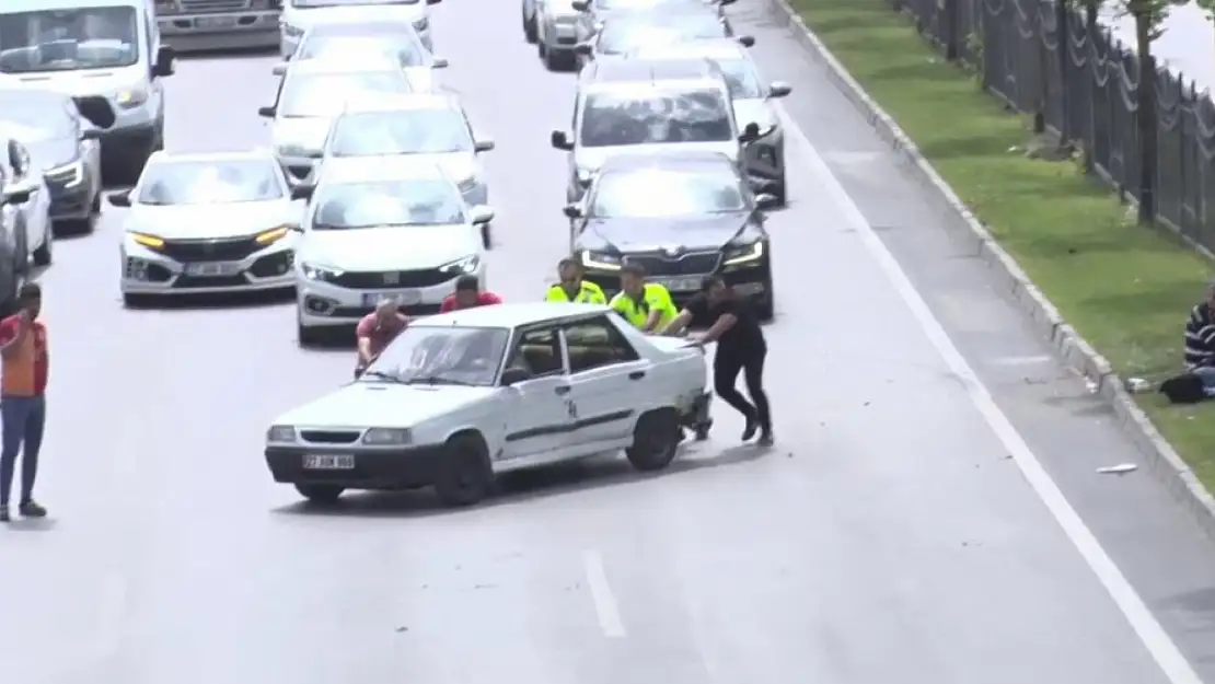 Kaza yapan otomobili polisler iterek yol kenarına çekti