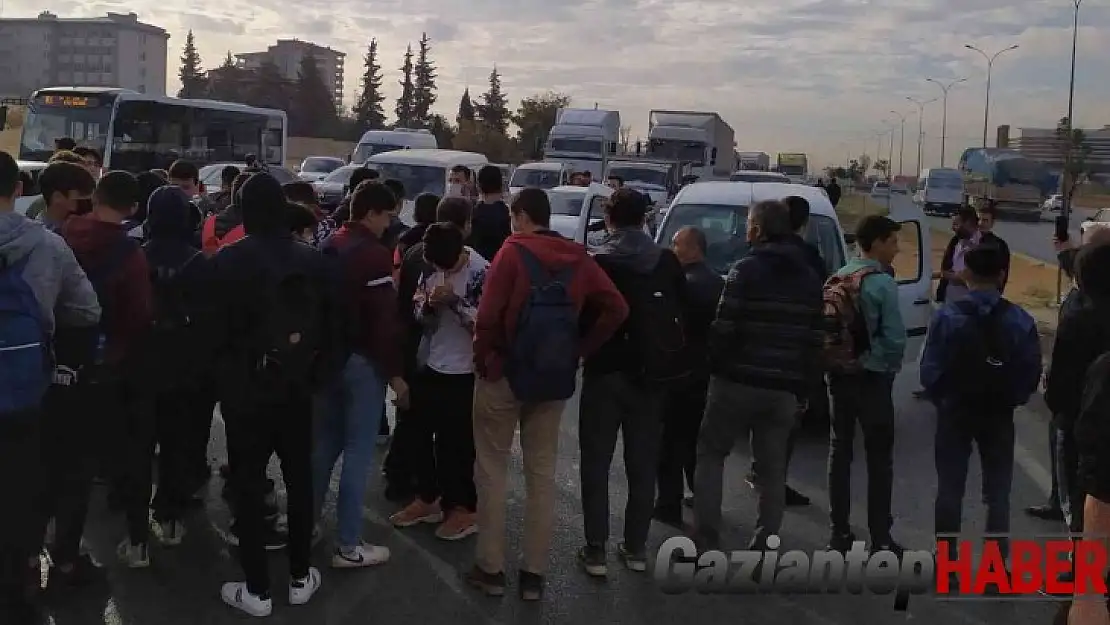 Kazalara tepki gösteren vatandaşlar otoyolu trafiğe kapattı