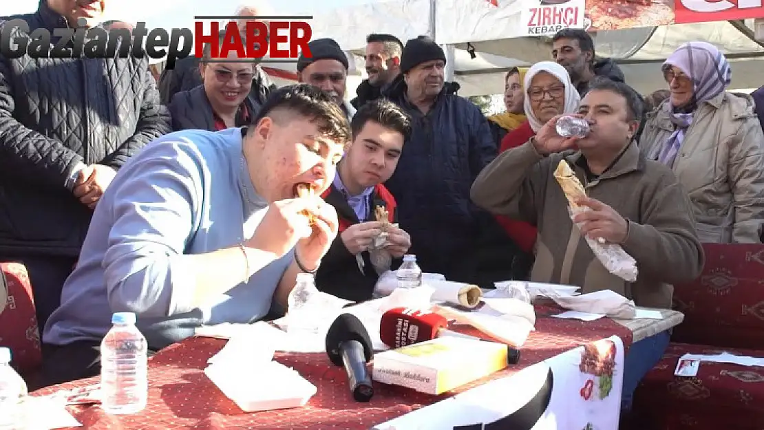 Kebabı en hızlı yiyen altın değerindeki baklavayı kaptı