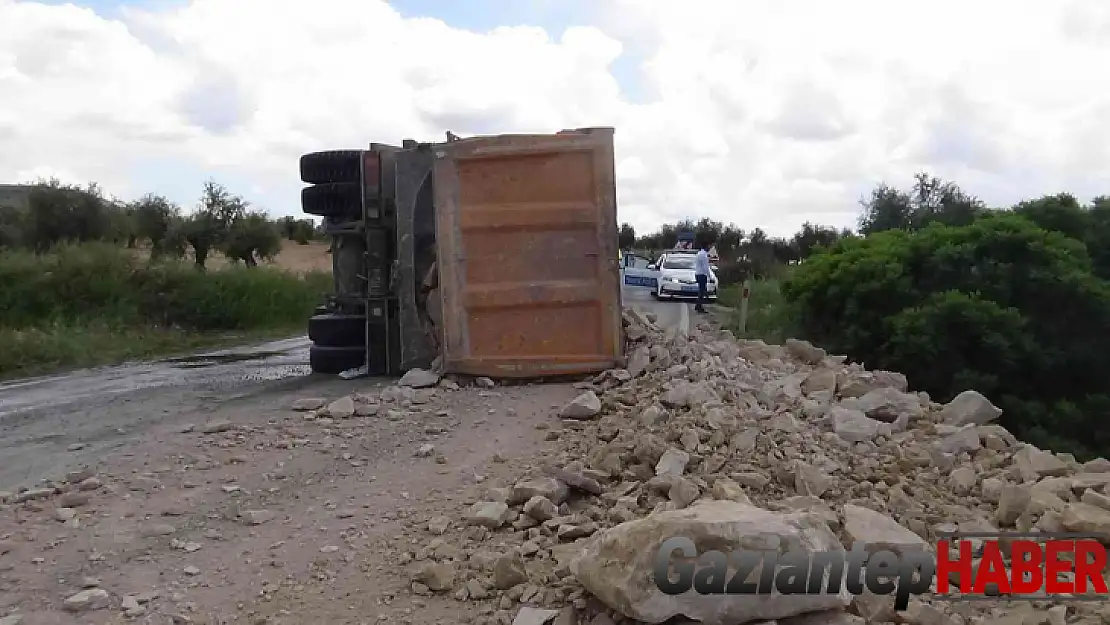 Kilis'te hafriyat kamyonu devrildi yol trafiğe 1.5 saat kapandı