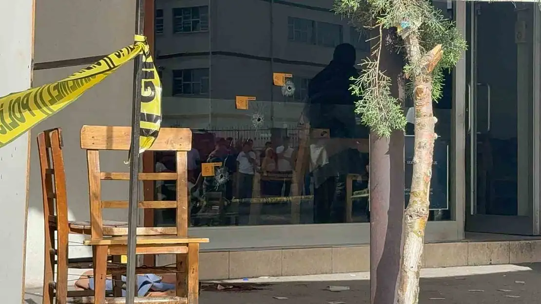 Kıraathanenin önünde oturan gence kanlı infaz