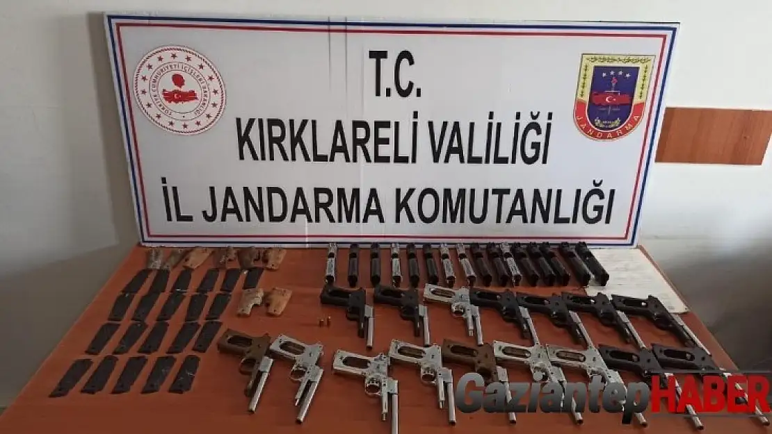 Kırklareli'nde yola atılmış şüpheli poşette onlarca tabanca parçası bulundu