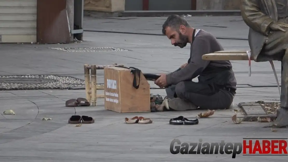 Kısıtlamayı duymayan boyacı boş sokakta müşteri bekledi