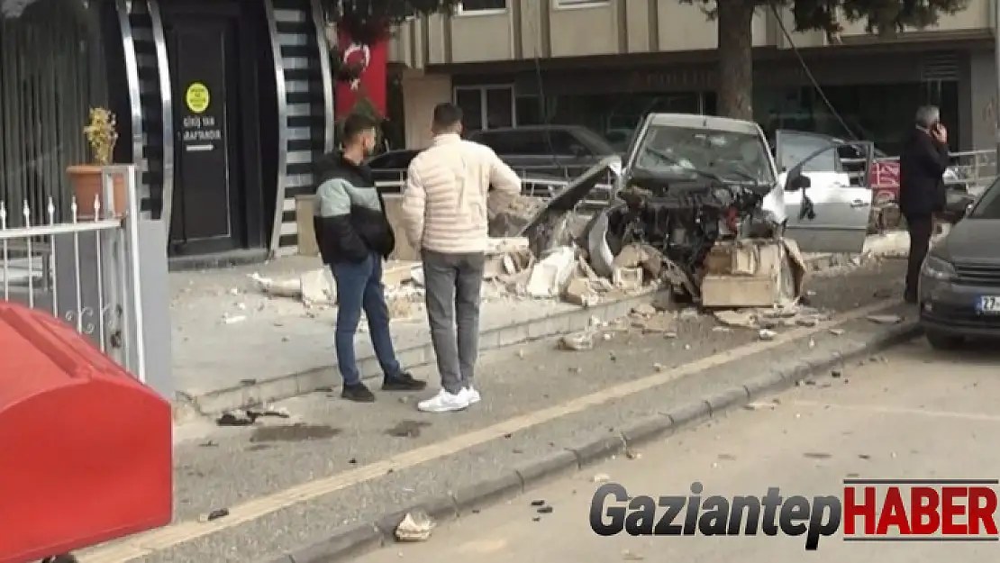 Kontrolden çıkan araç bahçe duvarını yıktı: 4 yaralı