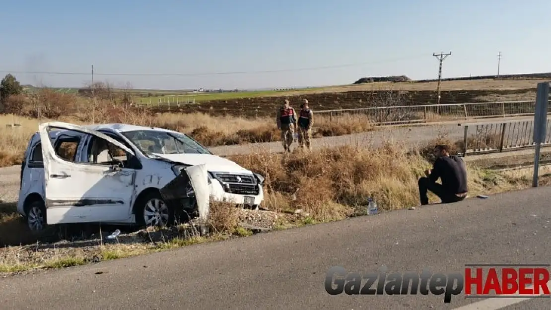Kontrolünü kaybeden araç taklalar atarak devrildi: 3 yaralı