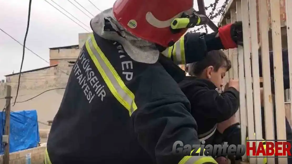 Korkuluk demirine sıkışan çocuğu itfaiye kurtardı