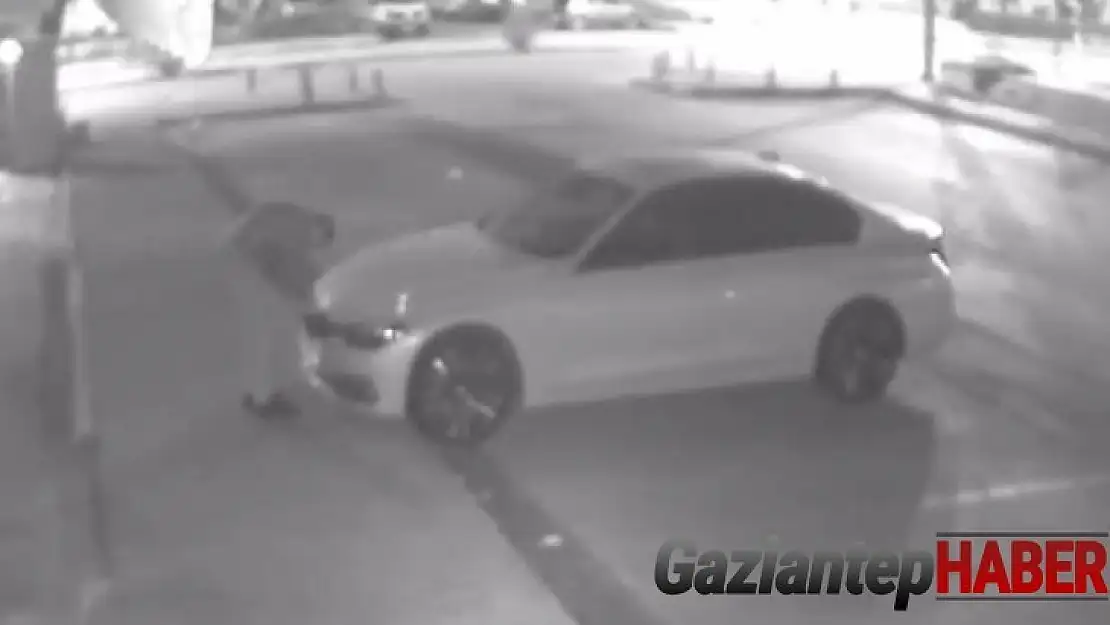 Otomobilin armasını çaldı