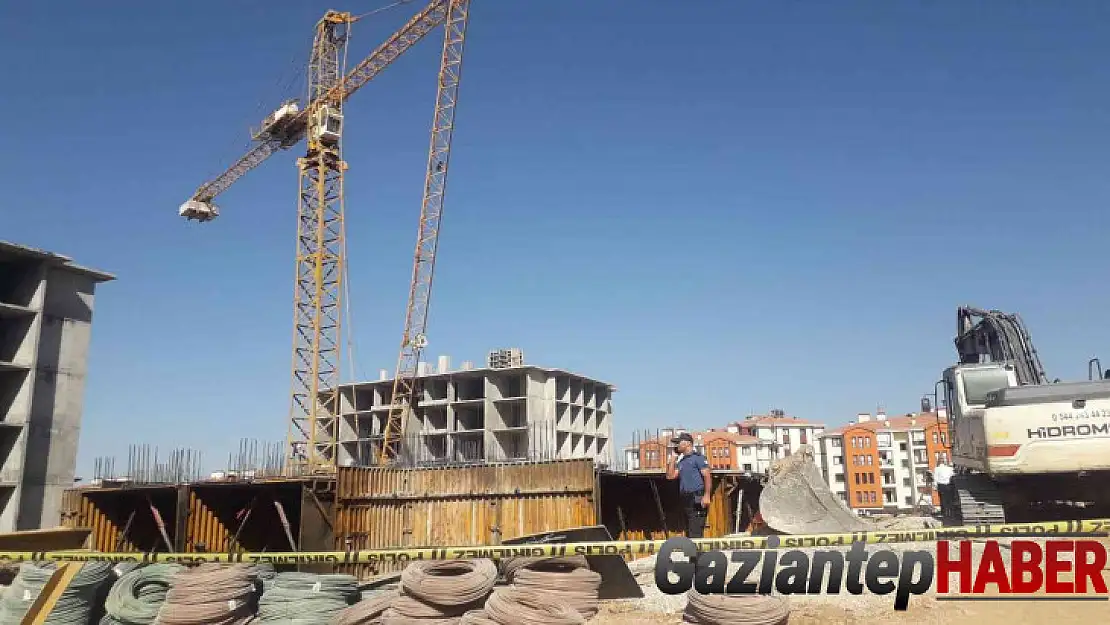 Malatya'da inşaat halindeki bir binada vinç devrildi. Çok sayıda yaralının olduğu belirtilen olay yerine sağlık ekipleri sevk edildi.