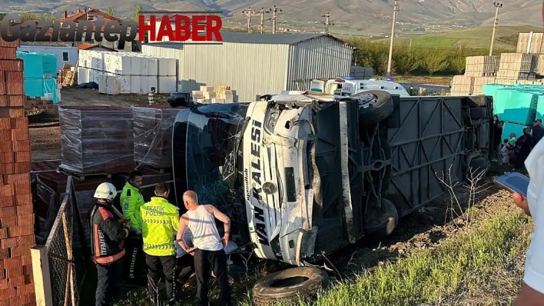 Malatya'da otomobil ile çarpışan yolcu otobüsü devrildi: 1'i ağır 22 yaralı