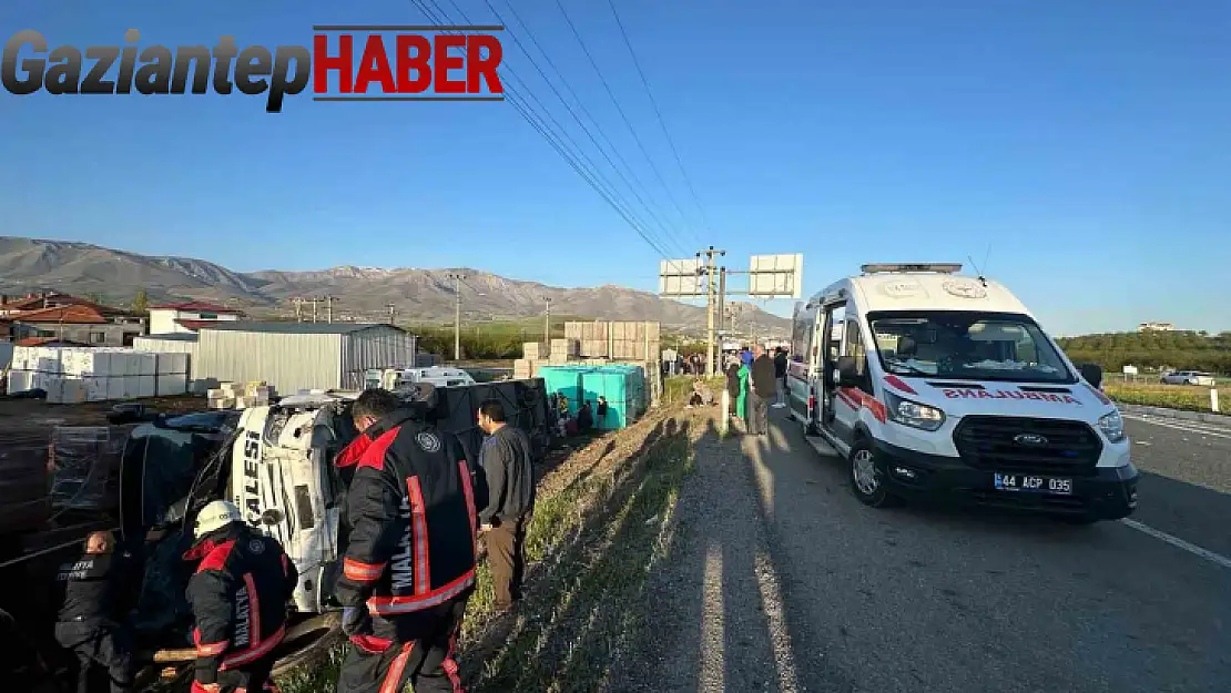 Malatya'da yolcu otobüsü devrildi: Çok sayıda yaralı var