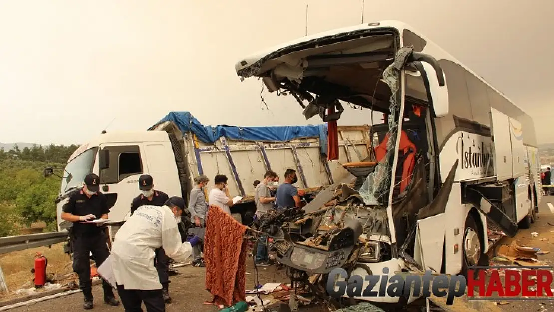 Manisa'da otobüs tıra çarptı: 6 ölü, 42yaralı