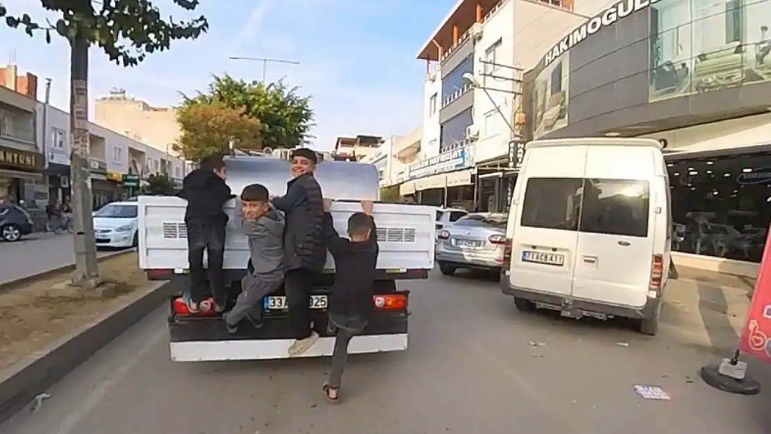 Mersin'de kamyonetin arkasına asılan çocukların tehlikeli yolculuğu