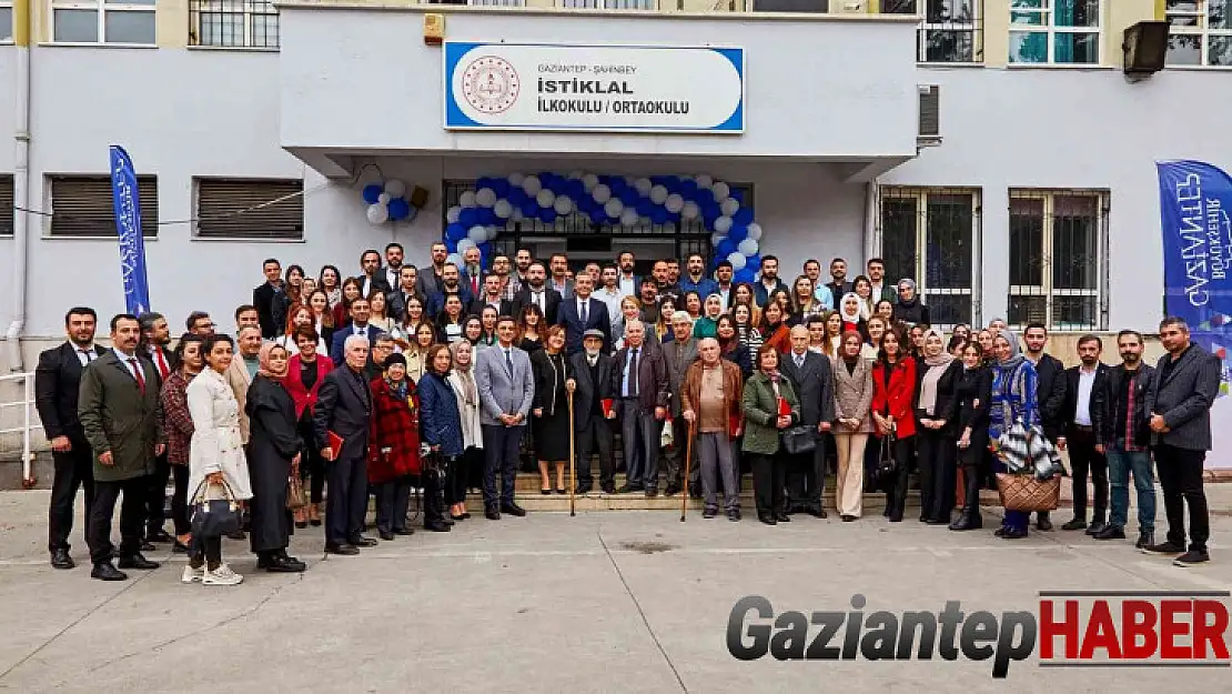 Mezun olduğu okulun öğretmenleriyle bir araya geldi